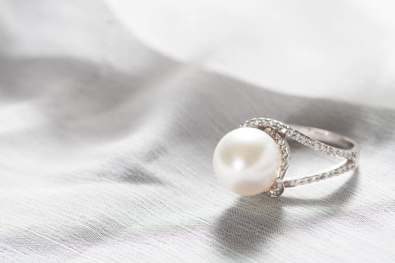 You are currently viewing Pearl Engagement Rings: The Fascinating Journey from Ocean Depths to Bridal Beauty