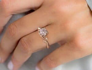 Read more about the article Dainty Engagement Rings: Why Simplicity Wins
