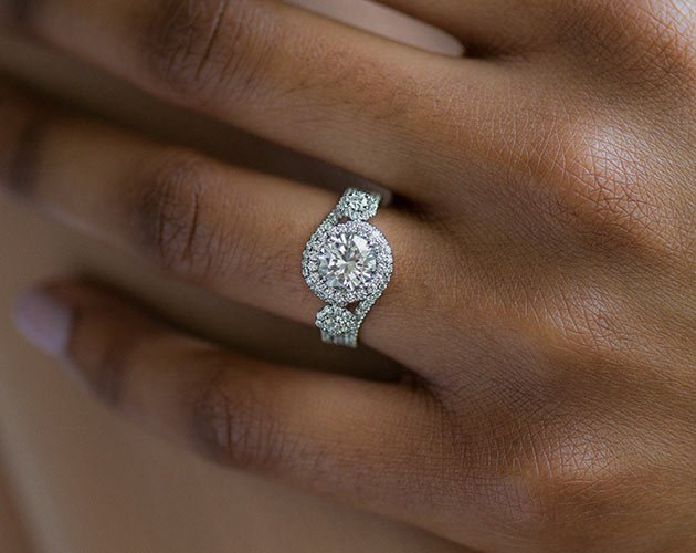 You are currently viewing Big Engagement Rings: Understanding Value Beyond the Sparkle